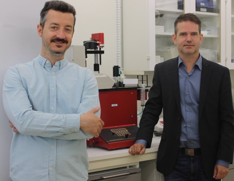 Dimitris Kanellis (left) and Mikael Lindström with a gradient station for fractionation of ribosomes. Photo: Louise Lidemalm.