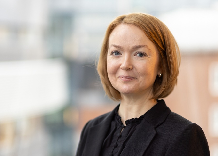 Signe Janse with blurry SciLifeLab building in the background